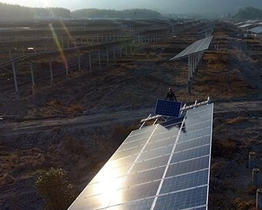 福建占地面積最大光伏發(fā)電站一期太陽(yáng)能光伏板安裝成功